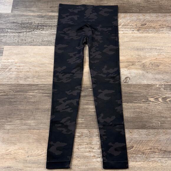 Spanx Look At Me Now Black Green Camo Womens XS Stretch Seamless Yoga Leggings - Picture 2 of 8